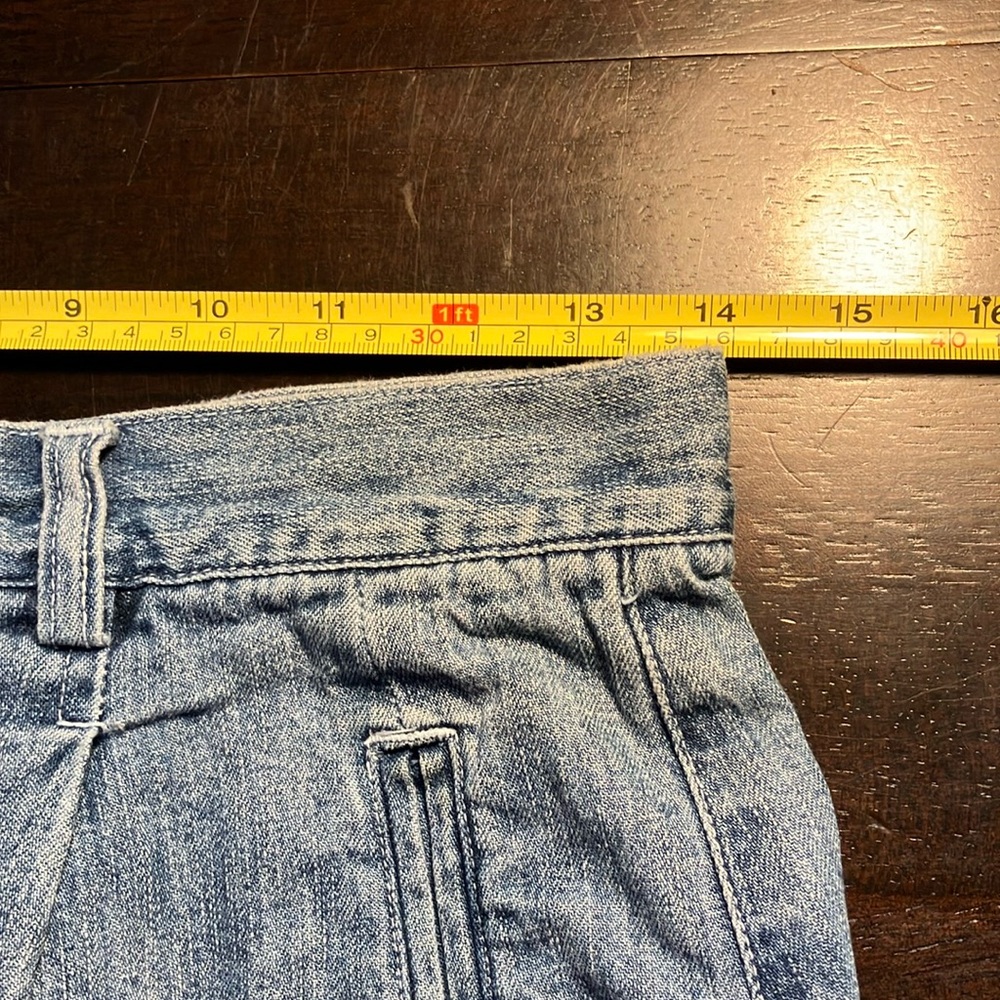 The Limited Vintage 90s Light-Medium Wash Denim Pleated and Cuffed Shorts - Picture 6 of 7